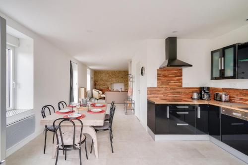 une cuisine et une salle à manger avec une table et des chaises dans l'établissement Plages La Torche et du Ster - Maison pour 6- Surf, à Plomeur