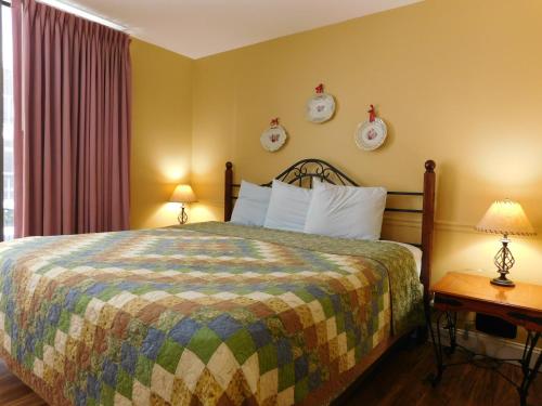 sypialnia z łóżkiem, 2 lampami i oknem w obiekcie Oak Square Rentals w mieście Gatlinburg