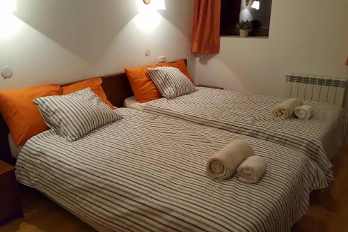 バンスコにあるOne bedroom apartement at Bansko 100 m away from the slopes with furnished balcony and wifiのベッドルームにタオル付きのベッド2台