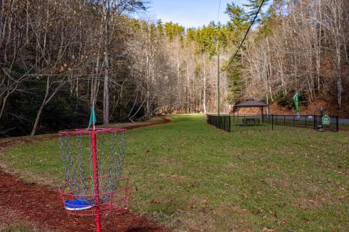 a frisbee golf hoop in the middle of a park at Attitude Adjustment by Eden Crest in Sevierville