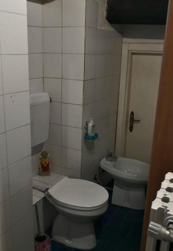 a small bathroom with a toilet and a sink at Casa a Scale in Sulmona