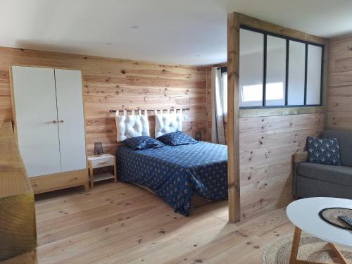 Postel nebo postele na pokoji v ubytování Le bois dormant