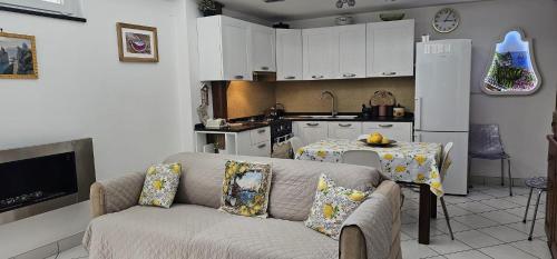 a living room with a couch and a kitchen at LA Giulia in Capri