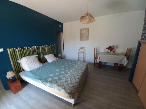 Postel nebo postele na pokoji v ubytování Gîte du Solnan