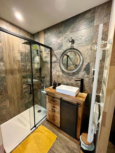 une salle de bain avec une douche, un lavabo et un miroir dans l'établissement La Laiterie, gîte au Domaine d'Antan, à Ennevelin