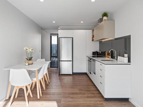 Dapur atau dapur kecil di CBD 2 Bed 2 Bath With Free Parking