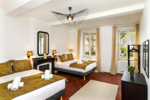 sala de estar con 2 camas y chimenea en L'art de Gambetta ConciergerieDameCarcas, en Carcassonne