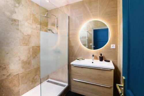 y baño con lavabo y ducha. en L'art de Gambetta ConciergerieDameCarcas, en Carcassonne