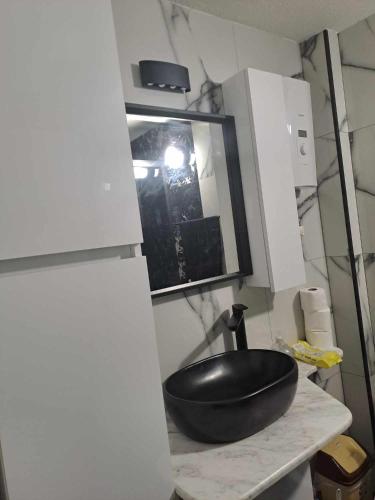 una ciotola nera su un bancone in cucina di A&N Apartments a Štip