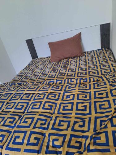 un letto con un cuscino marrone sopra di A&N Apartments a Štip