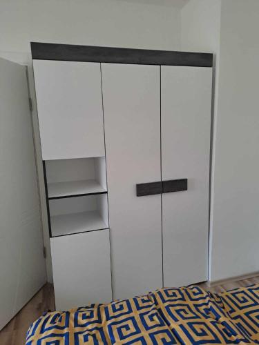 un armadio bianco in una stanza con un tappeto di A&N Apartments a Štip