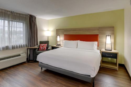 Postel nebo postele na pokoji v ubytování Candlewood Suites Lexington by IHG