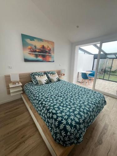 une chambre avec un lit avec une couette bleue dans l'établissement Le Lafayette n2 Appart Arles, à Arles