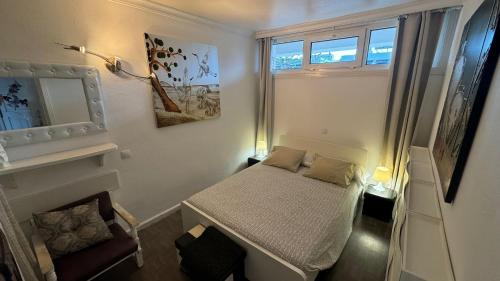 une petite chambre avec un lit et deux fenêtres dans l'établissement Aloe New Excellence, à Playa del Ingles