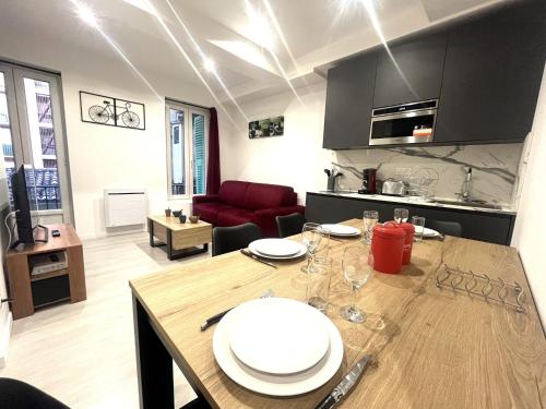 Il dispose d'une cuisine et d'un salon avec une table en bois et des plaques de cuisson. dans l'établissement Republique centre 21, à Nice