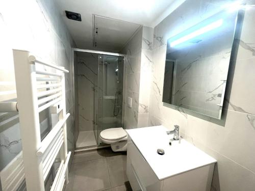 une salle de bain avec toilettes, lavabo et douche dans l'établissement Republique centre 21, à Nice