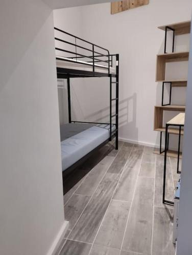 Cette chambre est dotée de carrelage et de lits superposés. dans l'établissement Maison de village au cœur des causses des Cévennes, à La Vacquerie-et-Saint-Martin-de-Castries