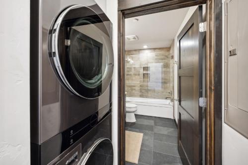 Waschmaschine und Trockner im Bad mit WC in der Unterkunft Downtown Gem in Whitefish