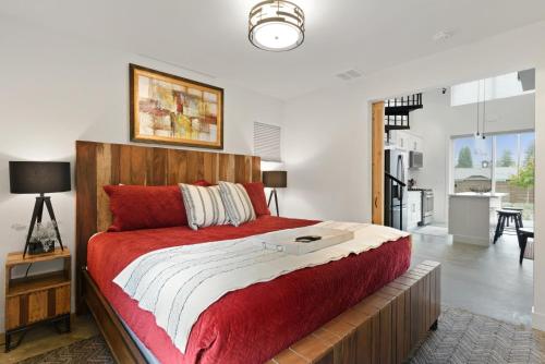 une chambre avec un grand lit avec une couverture rouge dans l'établissement Quarry A7, à Whitefish