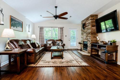 Un televizor și/sau centru de divertisment la Creekside Cottage by Eden Crest