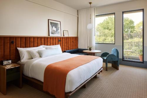 een hotelkamer met een groot bed en een raam bij Hotel Henrietta in New Orleans