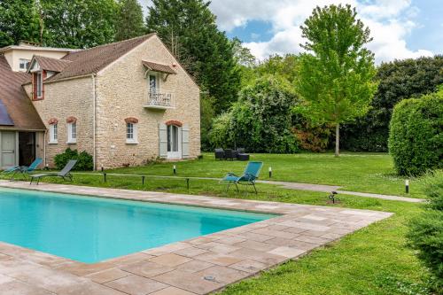 a house with a swimming pool in the yard at Appartement Chic, Climatisation et Piscine in Ormoy-la-Rivière