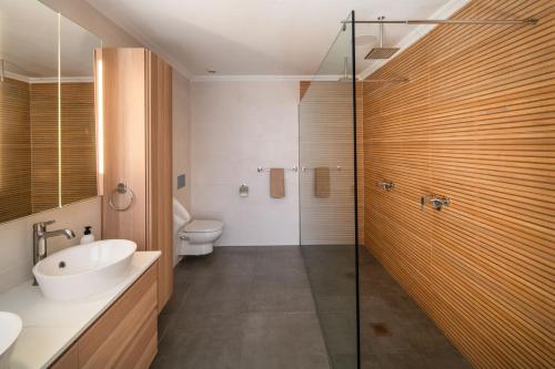 ein Bad mit einem WC, einem Waschbecken und einer Dusche in der Unterkunft Villa 61 PlayaBlanca Lanzarote Pool Spa in Playa Blanca