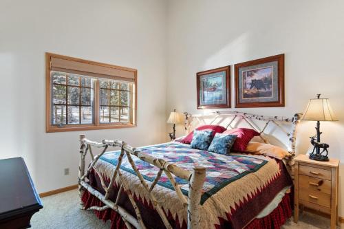Silvertip Ski Haus في وايتفيش: غرفة نوم بسرير خشبي ونافذة
