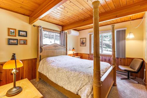 een slaapkamer met een bed, een bureau en een stoel bij Modern Black Hills Cabin with Loft and Wraparound Deck in Rapid City