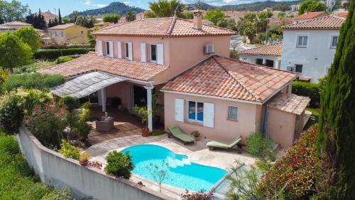 une vue aérienne d'une maison avec piscine dans l'établissement Villa Ocre et Bleue à Hyères YourHostHelper, à Hyères
