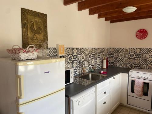 une cuisine avec un réfrigérateur blanc et un évier dans l'établissement Rose Cottage, à Gorges