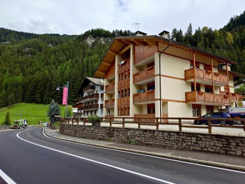 un edificio al lado de una carretera en Alpe Di Gries Sella Ronda Dolomiti, en Canazei