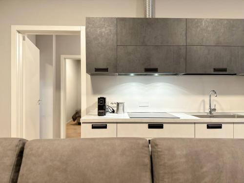 eine Küche mit einem Sofa vor einer Theke in der Unterkunft Corso Italia Executive Suite in Arezzo