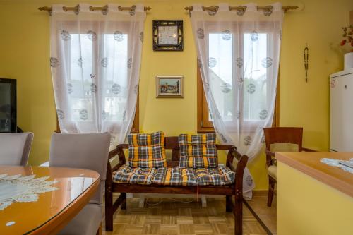 Ruang duduk di Cozy Apartment Lida near Lake Bajer, Fužine