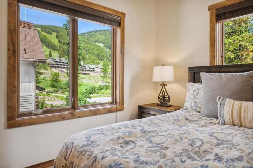 - une chambre avec un lit et une grande fenêtre dans l'établissement Whitefish Ski Haus, à Whitefish