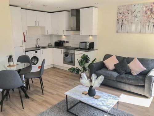 una sala de estar con un sofá y una mesa en Spacious 1BR in Romford - Near Elizabeth Line, en Romford
