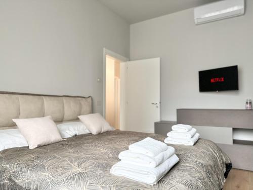 ein Stapel Handtücher auf einem Bett in der Unterkunft Corso Italia Executive Suite in Arezzo