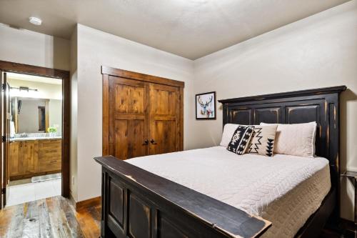 Postel nebo postele na pokoji v ubytování Baker Loft 302