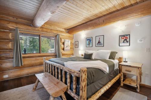 Blockhausschlafzimmer mit einem Bett und einem Fenster in der Unterkunft Hellroaring Hut in Whitefish