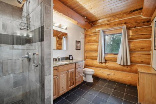 ein Badezimmer mit Dusche, Toilette und Waschbecken in der Unterkunft Hellroaring Hut in Whitefish