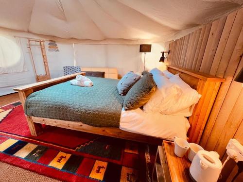 1 dormitorio con 1 cama en una tienda de campaña en Between Rivers Camping @ The Old George Inn en Sykehouse