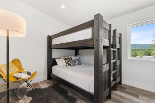 une chambre avec un lit superposé et un bureau dans l'établissement Quarry A40, à Whitefish
