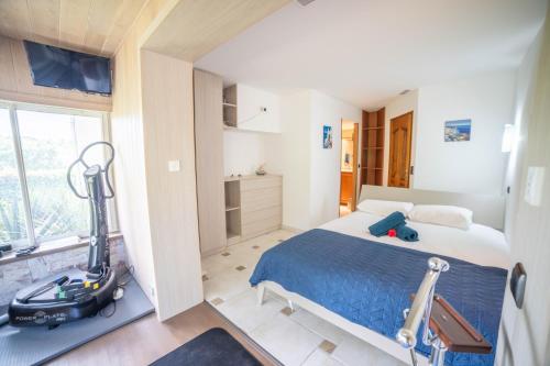 - une chambre avec un lit et un aspirateur dans l'établissement Luxury Home -Villa-Piscine-Jacuzzi-Famille-Table de billard - Top Pros ServicesConciergerie, à Montferrier-sur-Lez
