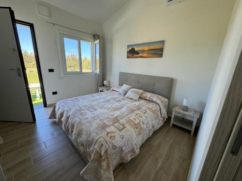 een slaapkamer met een bed en een raam bij B&B Sensorial Experience in Villamassargia