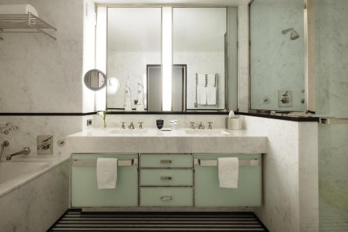 Un baño de The Mark New York