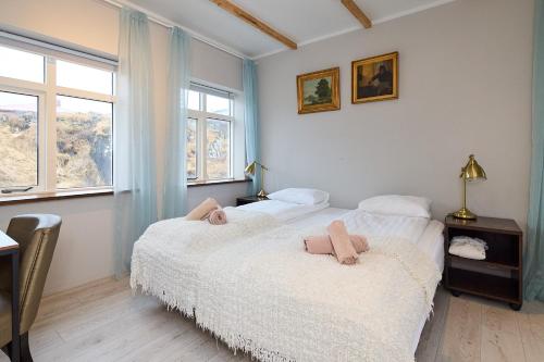1 Schlafzimmer mit 2 Betten und 2 Fenstern in der Unterkunft Englendingavík Homestay in Borgarnes