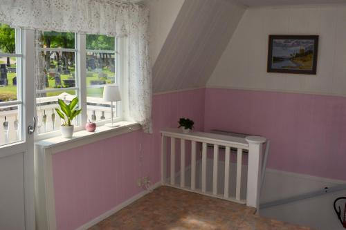 a childs room with a crib and windows at Hus Vena in Vena
