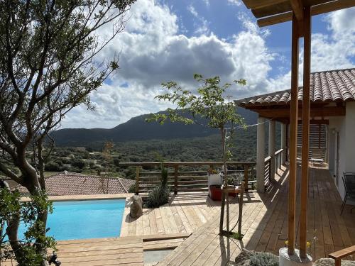 Vue générale sur la montagne ou vue sur la montagne depuis la villa