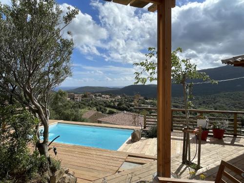 Vue générale sur la montagne ou vue sur la montagne depuis la villa