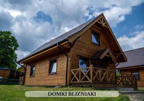 drewniany dom z dachem gambrel w obiekcie Michałówka Pokoje i Domki w mieście Karłów